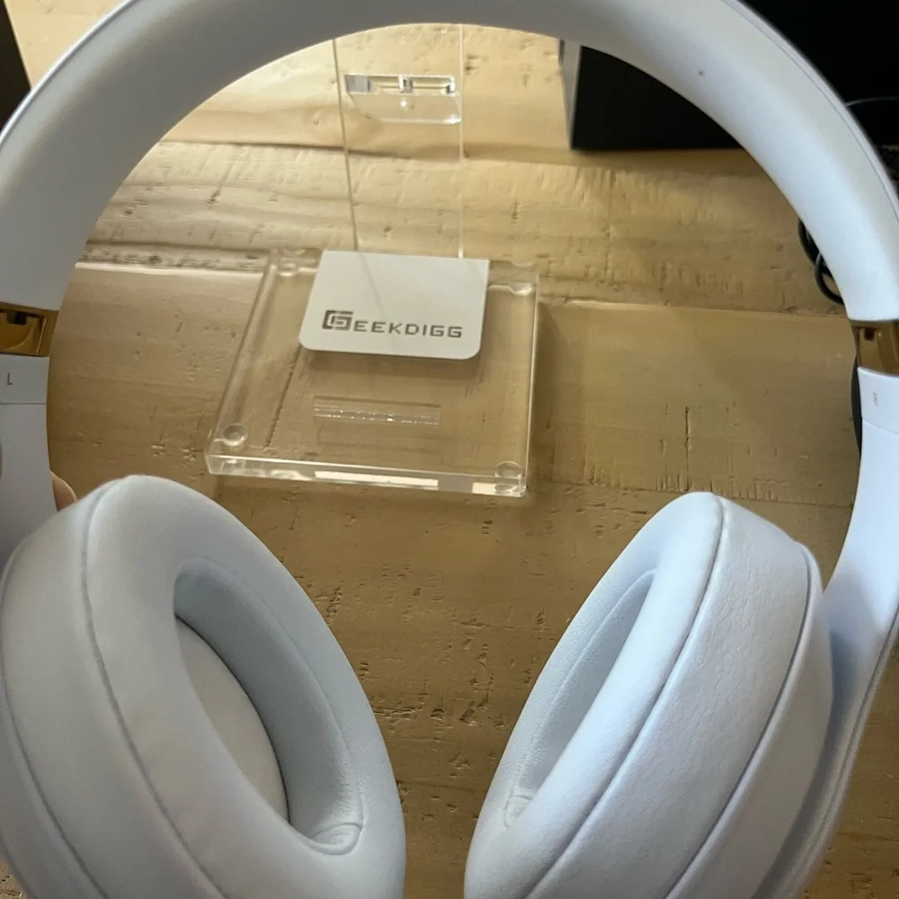 Beats Studio3 Wireless Noise Cancelling Over-Ear Headphones - Picture 8 of 10